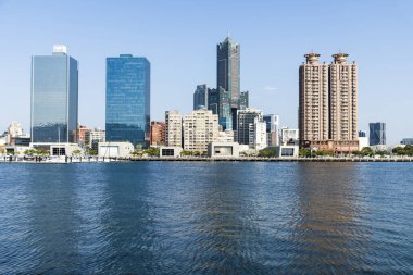 Kaohsiung, Tayvan... 23 Mart 2023: Kaohsiung, Tayvan 'daki Glory Pier limanındaki modern binanın panoramik manzarası. Mesela 85 Gökyüzü Kulesi ve Kaohsiung Liman Terminali.