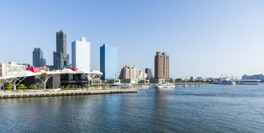 Kaohsiung, Tayvan... 23 Mart 2023: Kaohsiung, Tayvan 'daki Glory Pier limanındaki modern binanın panoramik manzarası. Mesela 85 Gökyüzü Kulesi ve Kaohsiung Liman Terminali.