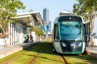 Kaohsiung, Tayvan - 25 Mart 2023: Dairesel hafif tren Kaohsiung, Tayvan 'daki Dayi Pier-2 istasyonundan geçiyor.