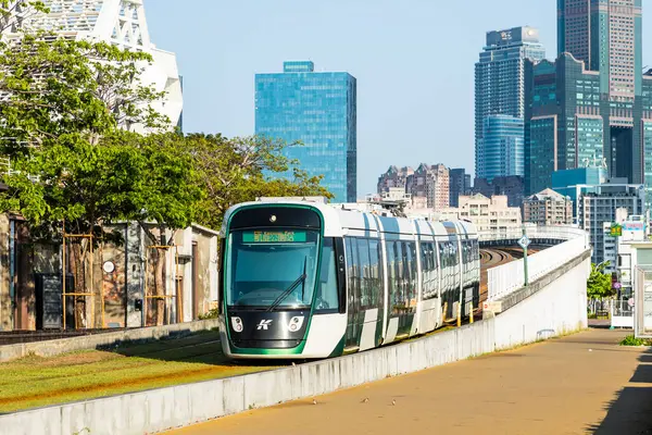 Kaohsiung, Tayvan... 23 Mart 2023: dairesel hafif tren Kaohsiung, Tayvan 'daki Pier-2 Sanat Merkezi' nden geçiyor..