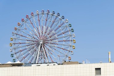Kaohsiung, Tayvan 'daki Dream Mall of Kaohsiung' da dönme dolabın (Kaohsiung Eye) yakın çekimi..