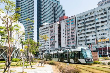 Kaohsiung, Tayvan... 24 Mart 2023: Kaohsiung, Tayvan 'da Glory Pier' den geçen dairesel hafif tren görüntüsü.