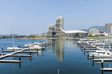 Kaohsiung, Tayvan... 24 Mart 2023: Kaohsiung Limanı 'ndaki Yacht Marina manzarası. Kaohsiung Müzik Merkezi binasıyla..