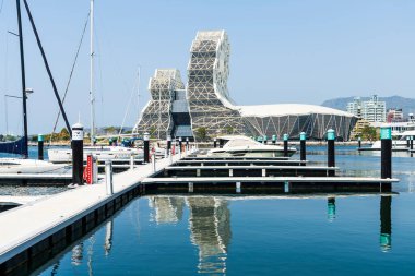 Kaohsiung, Tayvan... 24 Mart 2023: Kaohsiung Limanı 'ndaki Yacht Marina manzarası. Kaohsiung Müzik Merkezi binasıyla..
