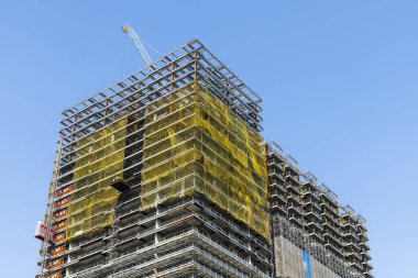 Tayvan 'daki bina inşaatının çelik yapılarının düşük açılı görüntüsü.