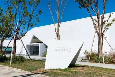 Kaohsiung, Tayvan - 4 Mayıs 2023: Kaohsiung, Tayvan 'daki Neiwei Sanat Merkezi' nin mimari manzarası. Kaohsiung 'un Neiweipi Kültür Parkı' nda yer almaktadır..