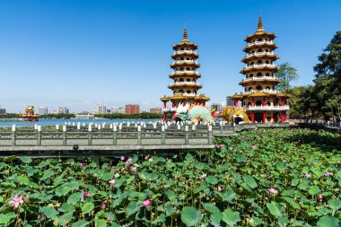 Tayvan, Kaohsiung 'daki Lotus Gölü' ndeki (Lianchihtan) Ejder ve Kaplan Pagoda 'nın mimari görüşü. Lotus Gölü 'nde bir tapınak..
