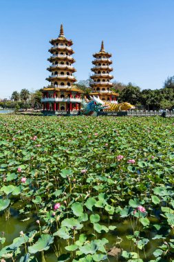 Tayvan, Kaohsiung 'daki Lotus Gölü' ndeki (Lianchihtan) Ejder ve Kaplan Pagoda 'nın mimari görüşü. Lotus Gölü 'nde bir tapınak..