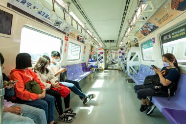 Taoyuan, Tayvan-27 Mayıs 2023: Yolcular Tayvan Taoyuan Uluslararası Havalimanı MRT Hattı trenine, Taoyuan Toplu Hızlı Geçiş Sistemine biniyor.