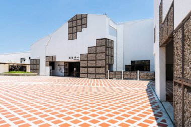 Tainan, Tayvan - 6 Haziran 2023: Taijiang Milli Parkı ve Tayvan 'daki Ziyaretçi Merkezi Beyaz Binası manzarası.
