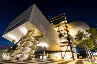 Taipei, Tayvan - 5 Temmuz 2023: Tayvan 'daki Taipei Gösteri Sanatları Merkezi' nin gece manzarası. Küp ve küre geometrisini birleştiren modern bir bina..