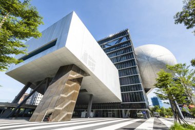Taipei, Tayvan - 7 Temmuz 2023: Tayvan 'daki Taipei Gösteri Sanatları Merkezi' nin manzarası. Küp ve küre geometrisini birleştiren modern bir bina..