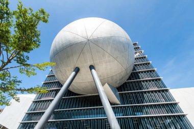 Taipei, Tayvan - 7 Temmuz 2023: Tayvan 'daki Taipei Gösteri Sanatları Merkezi' nin manzarası. Küp ve küre geometrisini birleştiren modern bir bina..