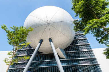 Taipei, Tayvan - 7 Temmuz 2023: Tayvan 'daki Taipei Gösteri Sanatları Merkezi' nin manzarası. Küp ve küre geometrisini birleştiren modern bir bina..