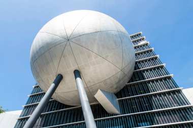 Taipei, Tayvan - 7 Temmuz 2023: Tayvan 'daki Taipei Gösteri Sanatları Merkezi' nin manzarası. Küp ve küre geometrisini birleştiren modern bir bina..