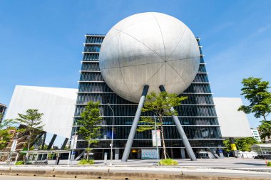 Taipei, Tayvan - 7 Temmuz 2023: Tayvan 'daki Taipei Gösteri Sanatları Merkezi' nin manzarası. Küp ve küre geometrisini birleştiren modern bir bina..