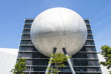 Taipei, Tayvan - 7 Temmuz 2023: Tayvan 'daki Taipei Gösteri Sanatları Merkezi' nin manzarası. Küp ve küre geometrisini birleştiren modern bir bina..