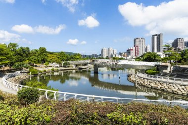 Kaohsiung, Tayvan... 12 Temmuz 2023 Kaohsiung, Tayvan 'daki Aşk Nehrinin güzel manzarası. 2 insan yapımı göl tarafından inşa edilmiş su deposuydu..