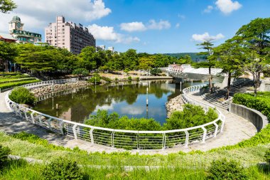 Kaohsiung, Tayvan... 12 Temmuz 2023 Kaohsiung, Tayvan 'daki Aşk Nehrinin güzel manzarası. 2 insan yapımı göl tarafından inşa edilmiş su deposuydu..