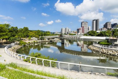 Kaohsiung, Tayvan... 12 Temmuz 2023 Kaohsiung, Tayvan 'daki Aşk Nehrinin güzel manzarası. 2 insan yapımı göl tarafından inşa edilmiş su deposuydu..