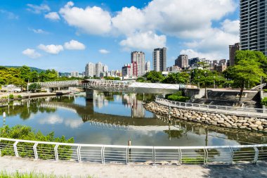 Kaohsiung, Tayvan... 12 Temmuz 2023 Kaohsiung, Tayvan 'daki Aşk Nehrinin güzel manzarası. 2 insan yapımı göl tarafından inşa edilmiş su deposuydu..