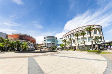 Kaohsiung, Tayvan - 17 Temmuz 2023: SKM Park Outlets, Kaohsiung, Tayvan panoramik manzara. Shin Kong Mitsukoshi 'nin yepyeni bir bileşik yaşam tarzı..