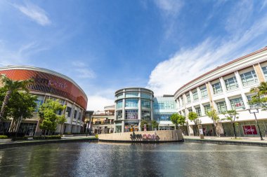 Kaohsiung, Tayvan - 17 Temmuz 2023: SKM Park Outlets, Kaohsiung, Tayvan panoramik manzara. Shin Kong Mitsukoshi 'nin yepyeni bir bileşik yaşam tarzı..