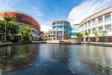 Kaohsiung, Tayvan - 17 Temmuz 2023: SKM Park Outlets, Kaohsiung, Tayvan panoramik manzara. Shin Kong Mitsukoshi 'nin yepyeni bir bileşik yaşam tarzı..