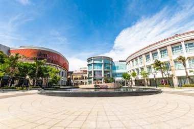 Kaohsiung, Tayvan - 17 Temmuz 2023: SKM Park Outlets, Kaohsiung, Tayvan panoramik manzara. Shin Kong Mitsukoshi 'nin yepyeni bir bileşik yaşam tarzı..