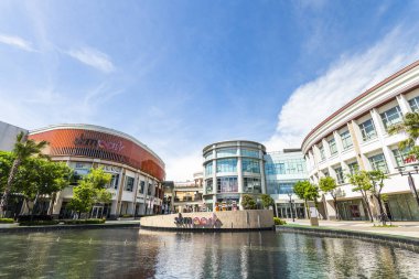 Kaohsiung, Tayvan - 17 Temmuz 2023: SKM Park Outlets, Kaohsiung, Tayvan panoramik manzara. Shin Kong Mitsukoshi 'nin yepyeni bir bileşik yaşam tarzı..