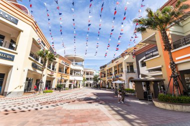 Kaohsiung, Tayvan - 17 Temmuz 2023: SKM Park Outlets, Kaohsiung, Tayvan panoramik manzara. Shin Kong Mitsukoshi 'nin yepyeni bir bileşik yaşam tarzı..