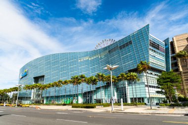 Kaohsiung, Tayvan - 17 Temmuz 2023: Kaohsiung, Tayvan 'daki Dream Mall binasının alçak açılı görüntüsü. Tayvan 'daki en büyük alışveriş merkeziydi..