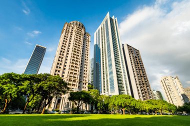 Taichung, Tayvan... 22 Ağustos 2023: Taichung Tayvan 'daki modern mimari manzaranın alçak açılı görüntüsü. Burası Ulusal Taichung Tiyatrosu 'nun yanı..