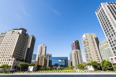 Tayvan, Tayvan - 27 Ağustos 2023: Tayvan 'da Tayvan İl Meclisi önündeki modern binaların ve parkın manzarası.