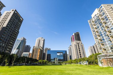 Tayvan, Tayvan - 27 Ağustos 2023: Tayvan 'da Tayvan İl Meclisi önündeki modern binaların ve parkın manzarası.