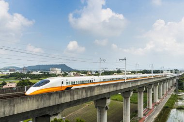 Tayvan - 27 Ağustos 2023 Tayvan 'da Waipu' dan geçen Tayvan Yüksek Hız Treni manzaralı. Tayvan 'daki tek yüksek hızlı tren yolu..