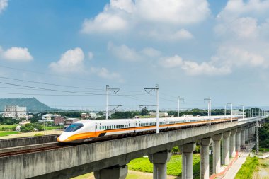 Tayvan - 27 Ağustos 2023 Tayvan 'da Waipu' dan geçen Tayvan Yüksek Hız Treni manzaralı. Tayvan 'daki tek yüksek hızlı tren yolu..