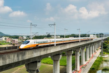 Tayvan, Tayvan... 27 Ağustos 2023 Tayvan Yüksek Hız Treni 'nin Tayvan' daki Waipu 'dan geçişi. Tayvan 'daki tek yüksek hızlı tren yolu..