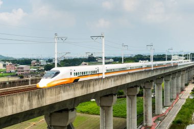 Tayvan - 27 Ağustos 2023 Tayvan 'da Waipu' dan geçen Tayvan Yüksek Hız Treni manzaralı. Tayvan 'daki tek yüksek hızlı tren yolu..