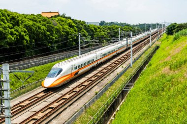 Tayvan - 27 Ağustos 2023 Tayvan 'da Waipu' dan geçen Tayvan Yüksek Hız Treni manzaralı. Tayvan 'daki tek yüksek hızlı tren yolu..