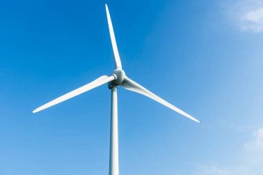 Tayvan 'ın batı kıyısında mavi gökyüzü arka planına sahip rüzgar enerjisi sistemlerine yakın çekim.