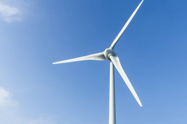 Tayvan 'ın batı kıyısında mavi gökyüzü arka planına sahip rüzgar enerjisi sistemlerine yakın çekim.