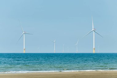 Miaoli, Tayvan 14 Eylül 2023 'te Tayvan' ın batı kıyısındaki Offshore rüzgar güç sistemlerinin görüntüsü..