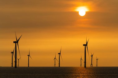 Tayvan 'ın batı kıyısındaki Offshore rüzgar güç sistemlerinin gün batımı görüntüsü.