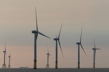 Tayvan 'ın batı kıyısındaki Offshore rüzgar güç sistemlerinin gün batımı görüntüsü.