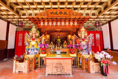 Tainan, Tayvan... 20 Eylül 2023: Tainan, Tayvan 'daki Yanping Junwang Tapınağı' nın ana salonu Koxinga heykellerini barındırıyor. Tayvan 'daki tek Fujianvari türbe..