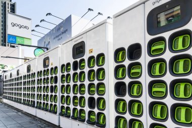 Kaohsiung, Tayvan 6 Kasım 2023 Tayvanlı Gogoro elektrikli taşıt şirketinin değiştirilebilir pilleri ve şarj altyapısı. Motorsikletler için pil şarj istasyonu.