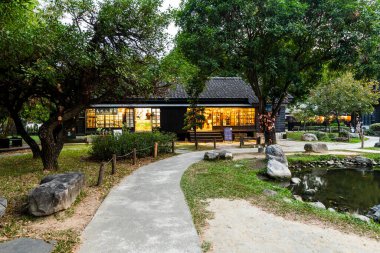 Chiayi Şehri, Tayvan - 9 Kasım 2023: Chiayi, Tayvan 'daki Hinoki Köyü' nün (selvi orman yaşamı köyü) bahçe manzarası. 