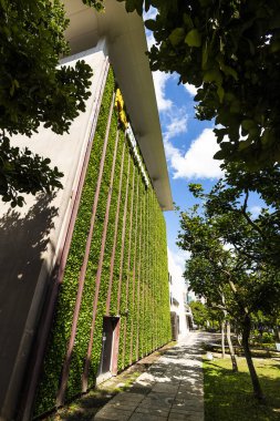 New Taipei City, Tayvan... 21 Kasım 2023: New Taipei City, Tayvan 'daki Mitsui Outlet Park Linkou' nun alçak açılı görüntüsü. Mitsui Fudosan 'ın üçüncü deniz aşırı üssü..