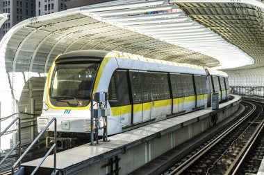 New Taipei City, Tayvan - 22 Kasım 2023: New Taipei City, Tayvan 'da Circular Line (Sarı Hat) metrosunda seyahat eden bir tren, sürücüsüz teknolojiye sahip metro.